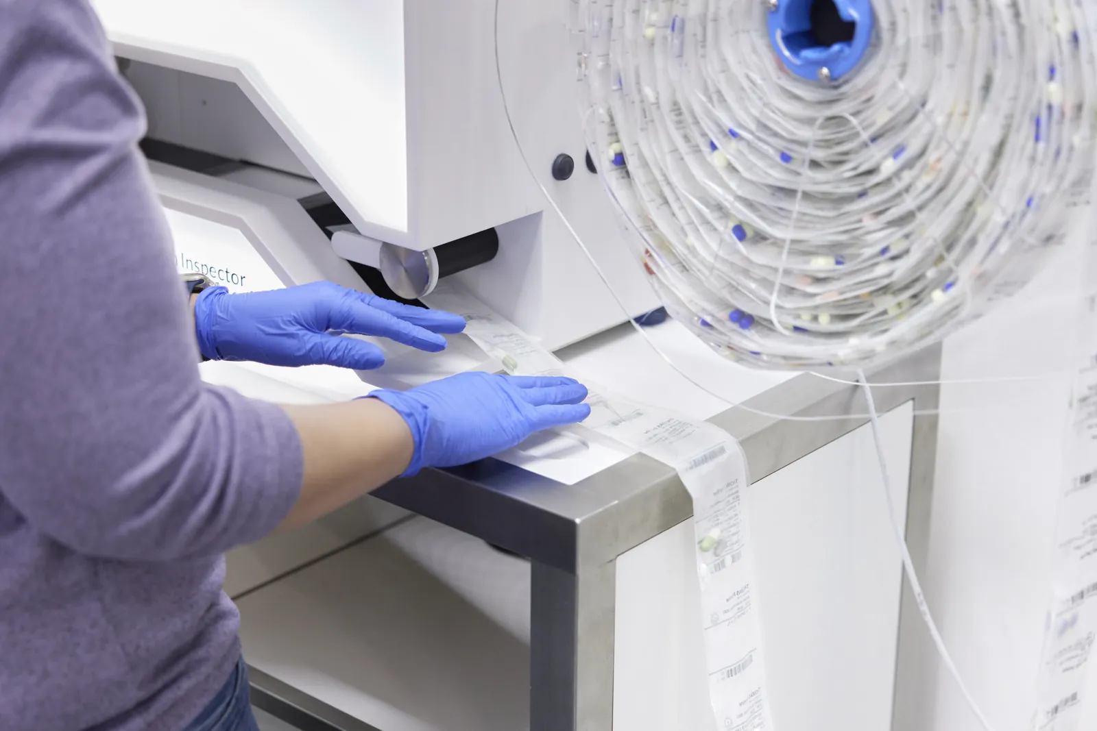 Contrôle des sachets de PDA sur le Pouch Inspector chez Captain Pharma
