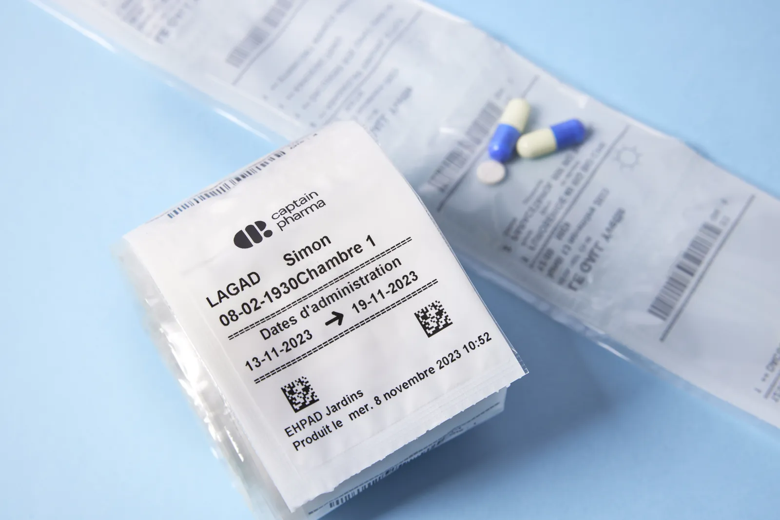 Sachets de doses à administrer nominatifs préparés par Captain Pharma, au format escargot